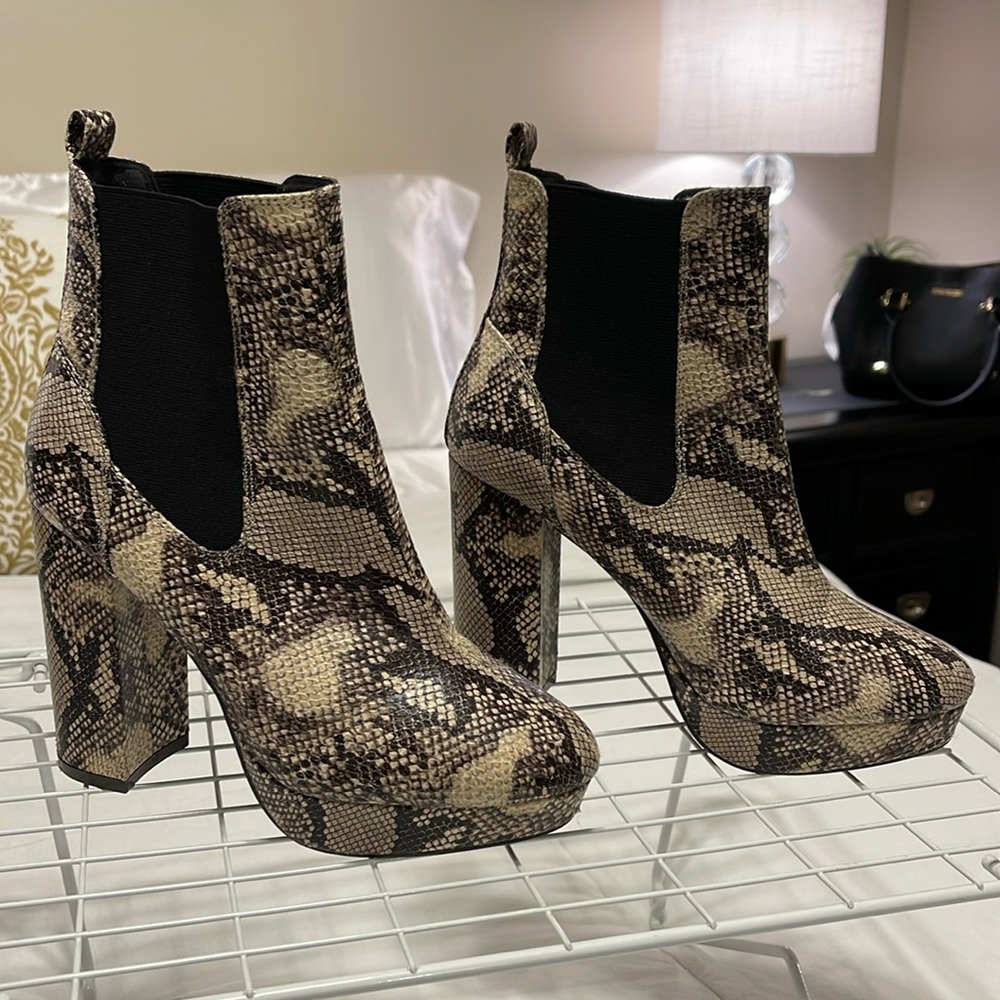 Heeled bootys